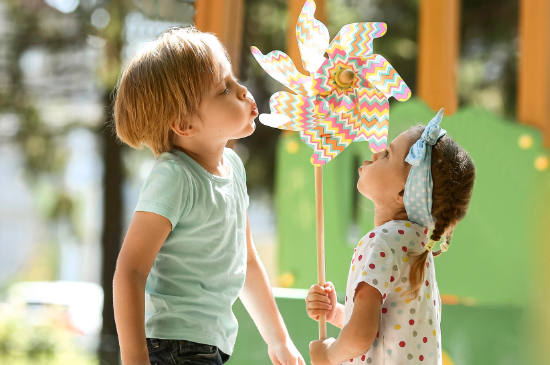 Kinder mit Windmühle